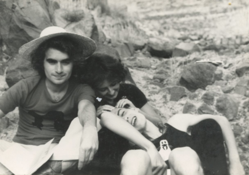 Foto en blanco y negro de tres jóvenes